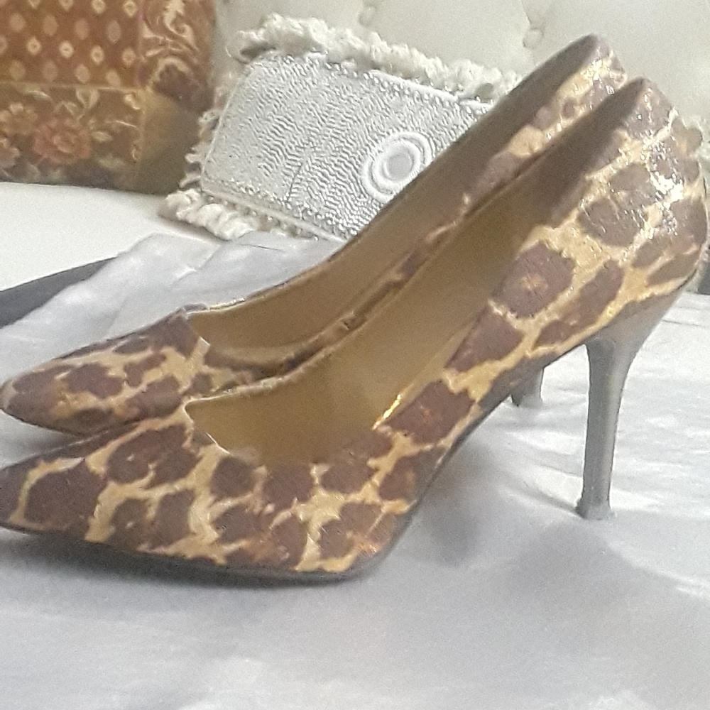 Mid hi heel shoe